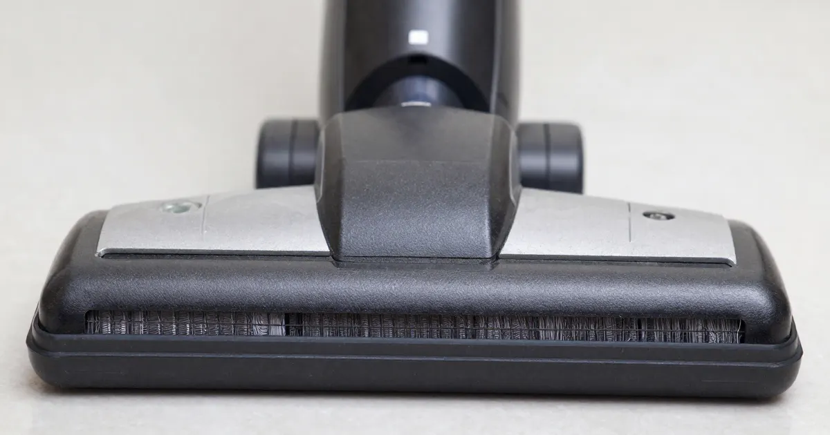 Illustration of a close-up of the floor head and brush roll housing of a generic upright vacuum